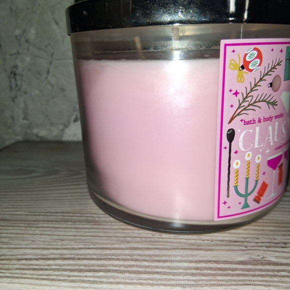 Bath & Body Works Clausmopolitan 3 Wick Candle 14.50 oz.festive Lid Design NEW! - Picture 2 of 5